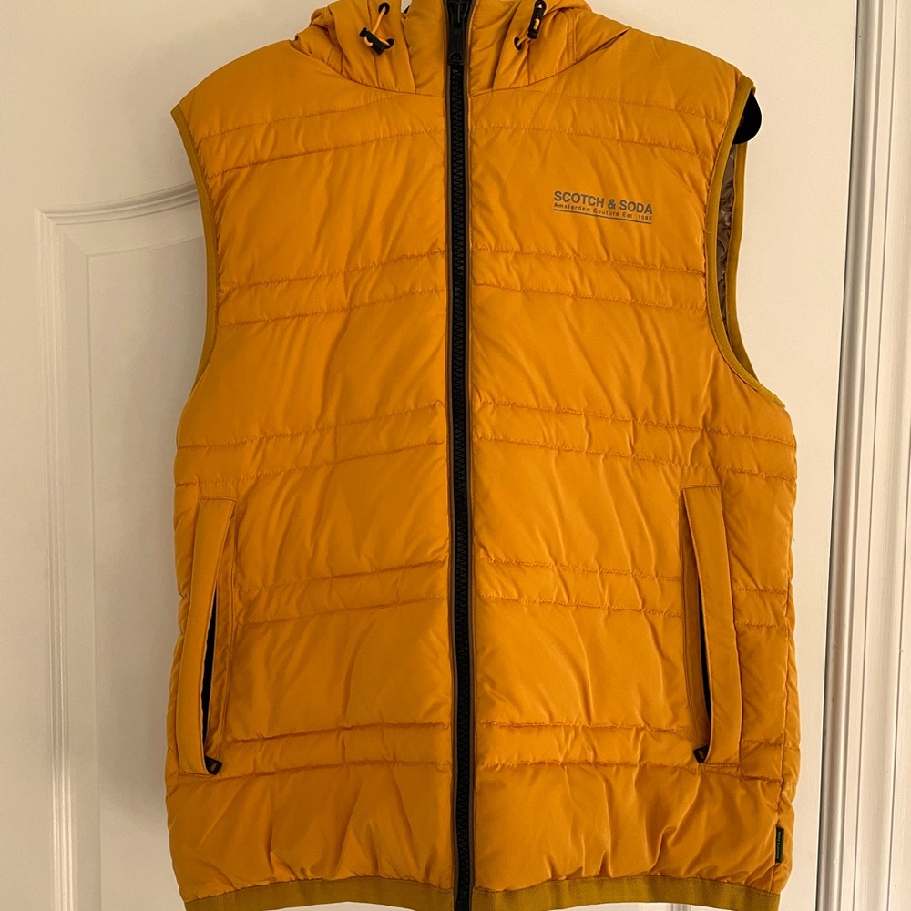 Scotch & Soda men’s Yellow Vest K-22. Like new. Size L